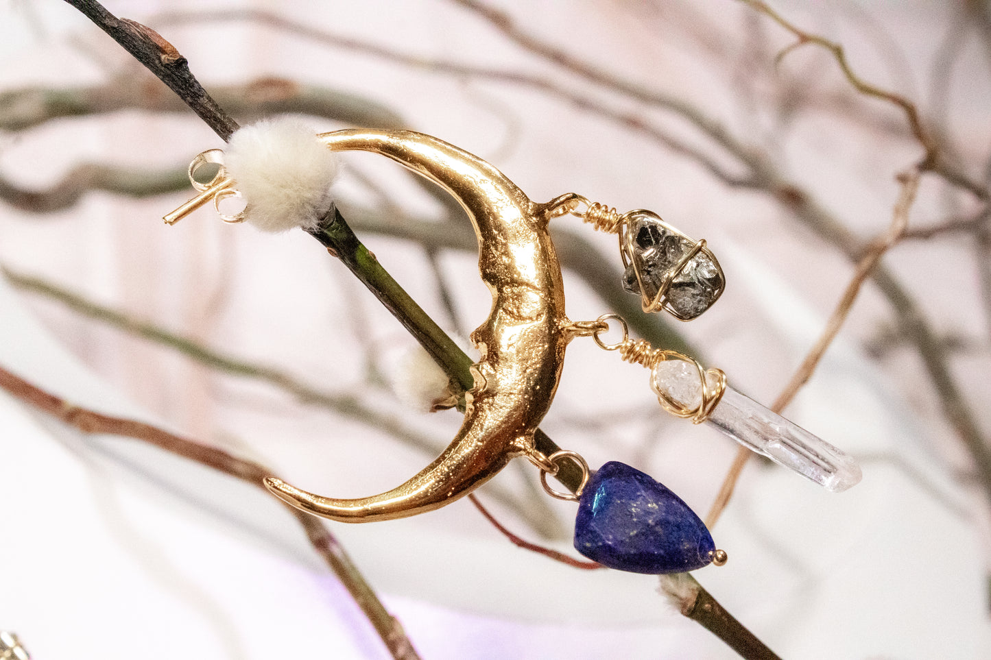 Yaxkin. Medias arracadas en forma de luna con lapislazuli, cuarzo blanco y pirita