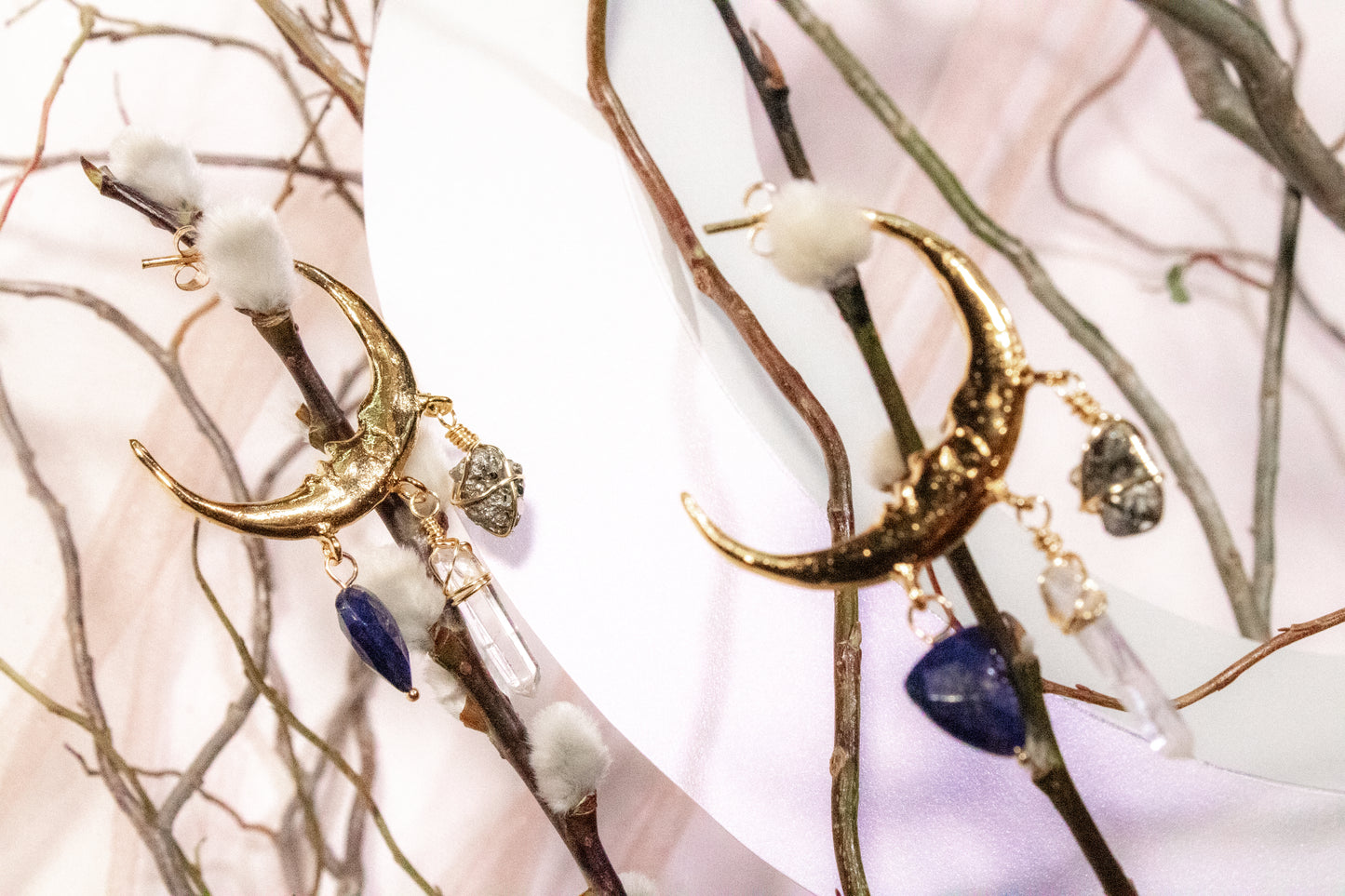 Yaxkin. Medias arracadas en forma de luna con lapislazuli, cuarzo blanco y pirita