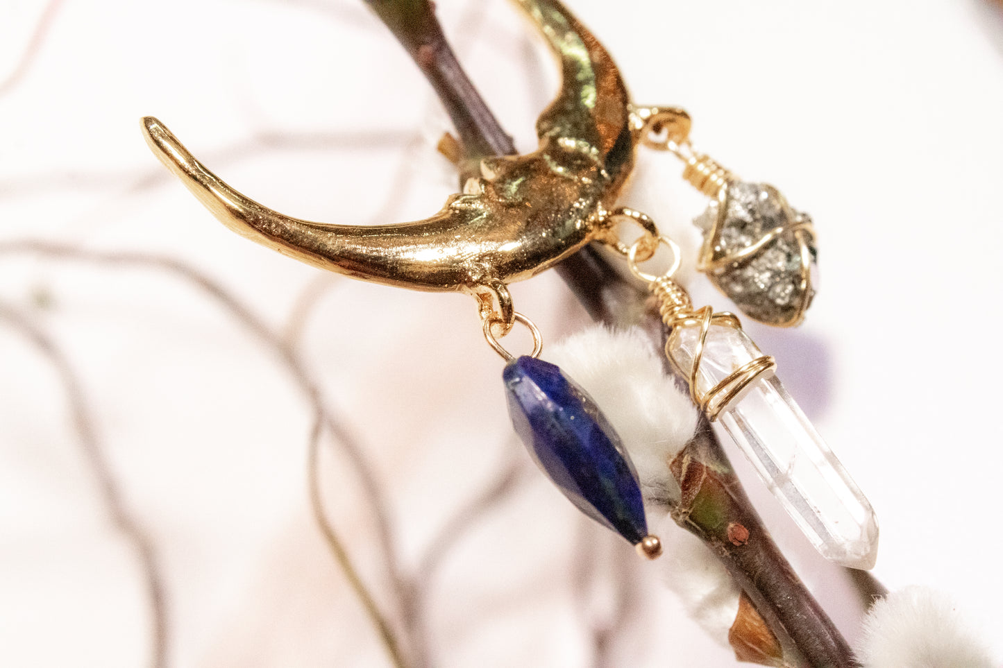 Yaxkin. Medias arracadas en forma de luna con lapislazuli, cuarzo blanco y pirita