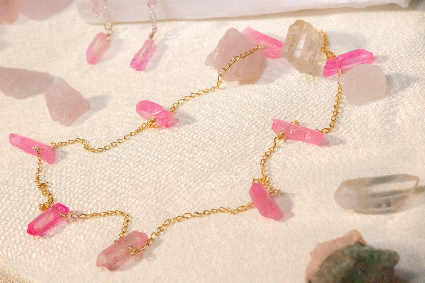 Aimi. Corona con cuarzo aura rosa