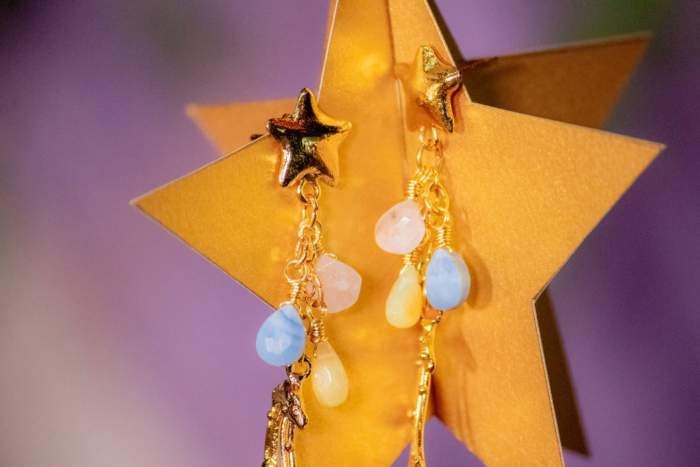 Anayatzin. Aretes con gotas de ópalo peruano, ópalo fuego y cuarzo rosa