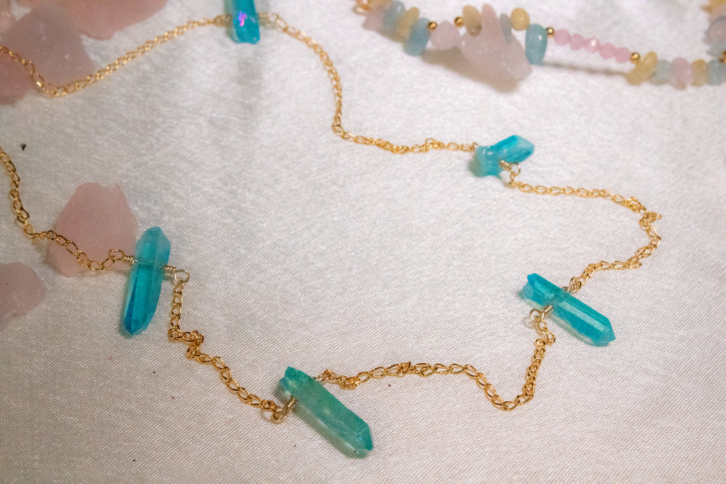 Ya'axka. Corona con cuarzo aura aqua
