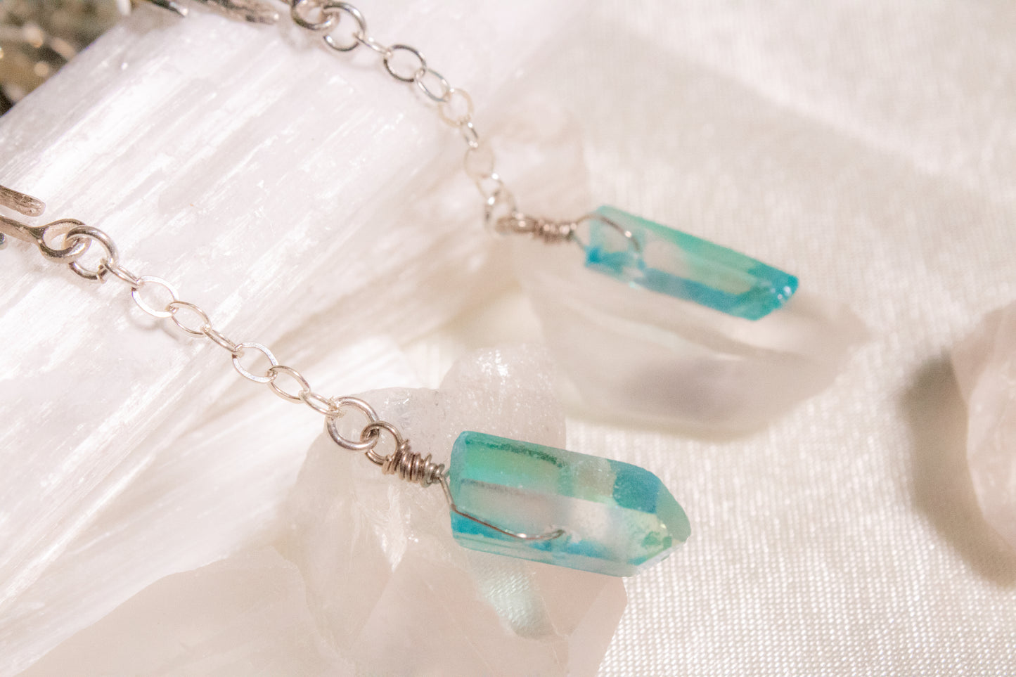 Ya'axka. Aretes de mano en plata .925 con cuarzo aura aqua