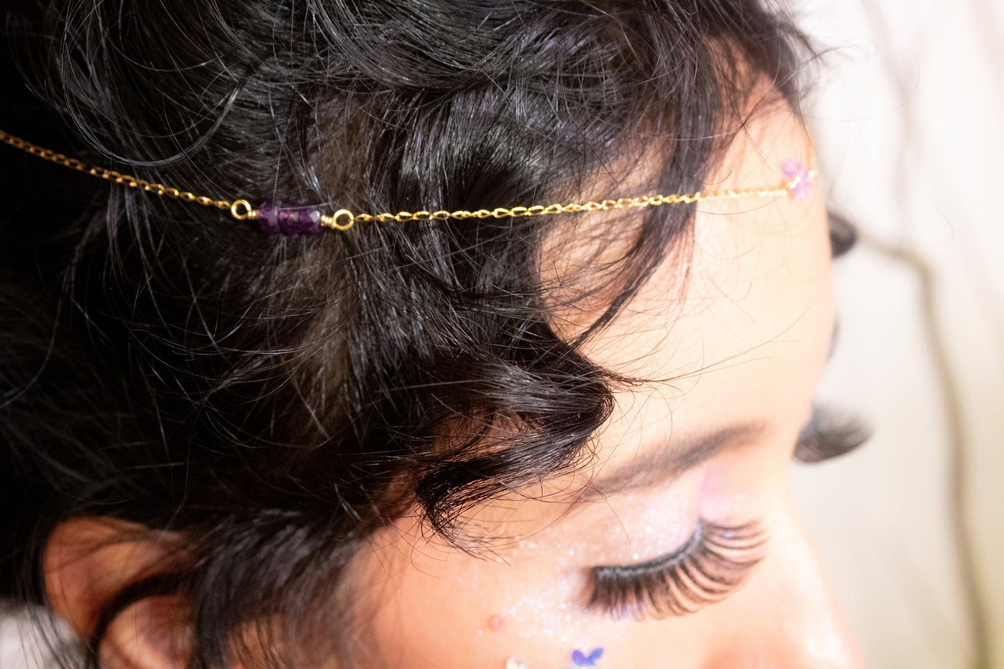 Yatzil. Corona con amatista y mariposas swarovski