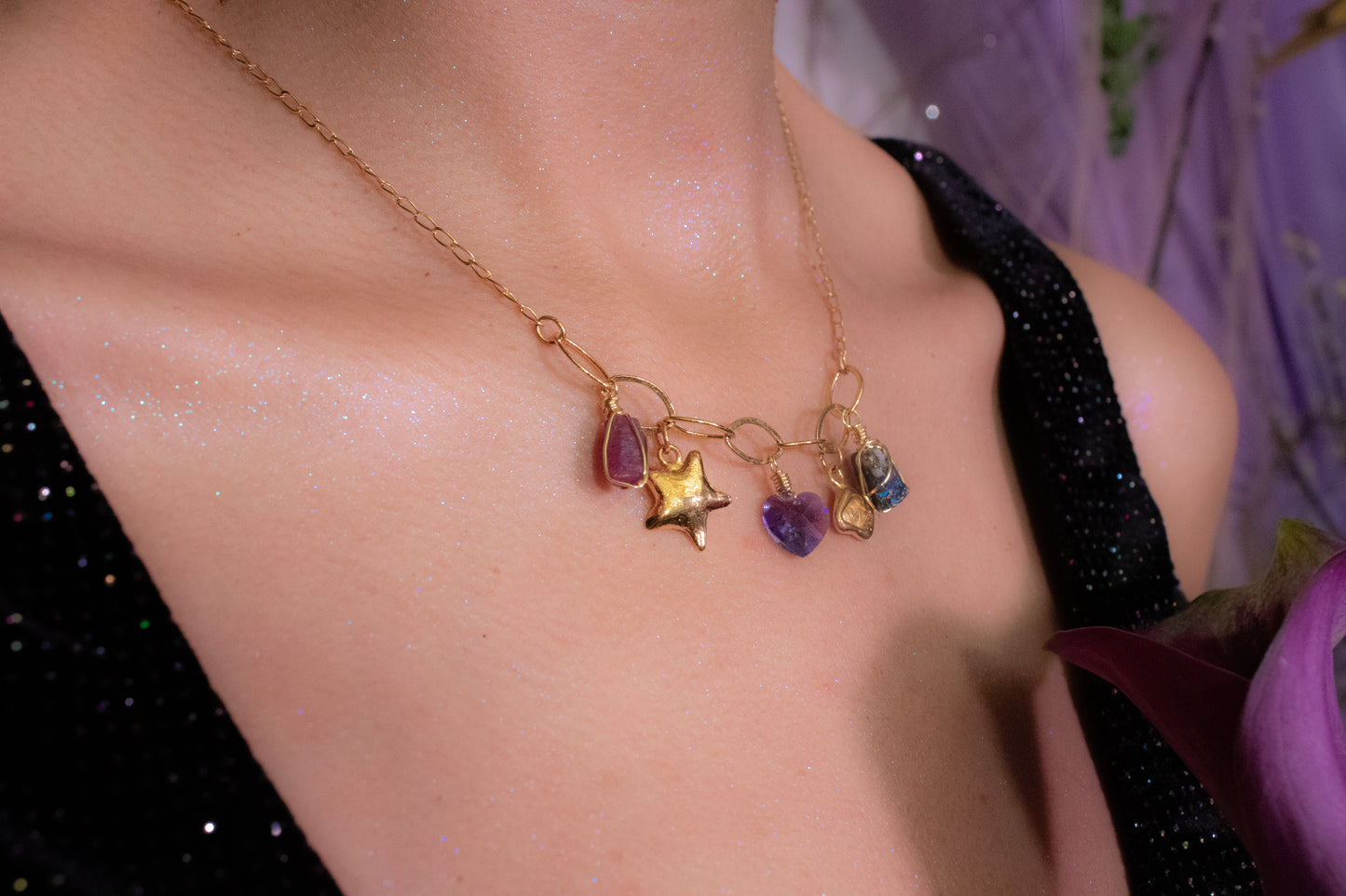 Itzia. Collar con rubí, calcopirita y corazón swarovski
