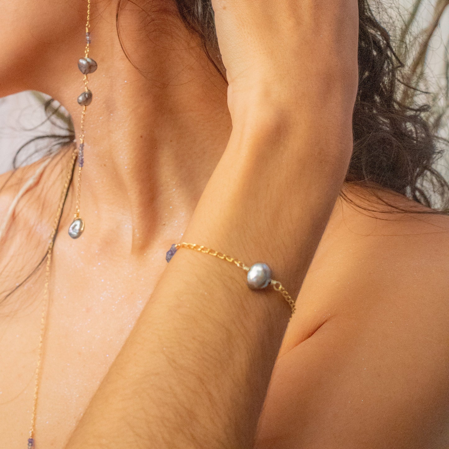 Itayetzi. Pulsera con iolita y perla gris