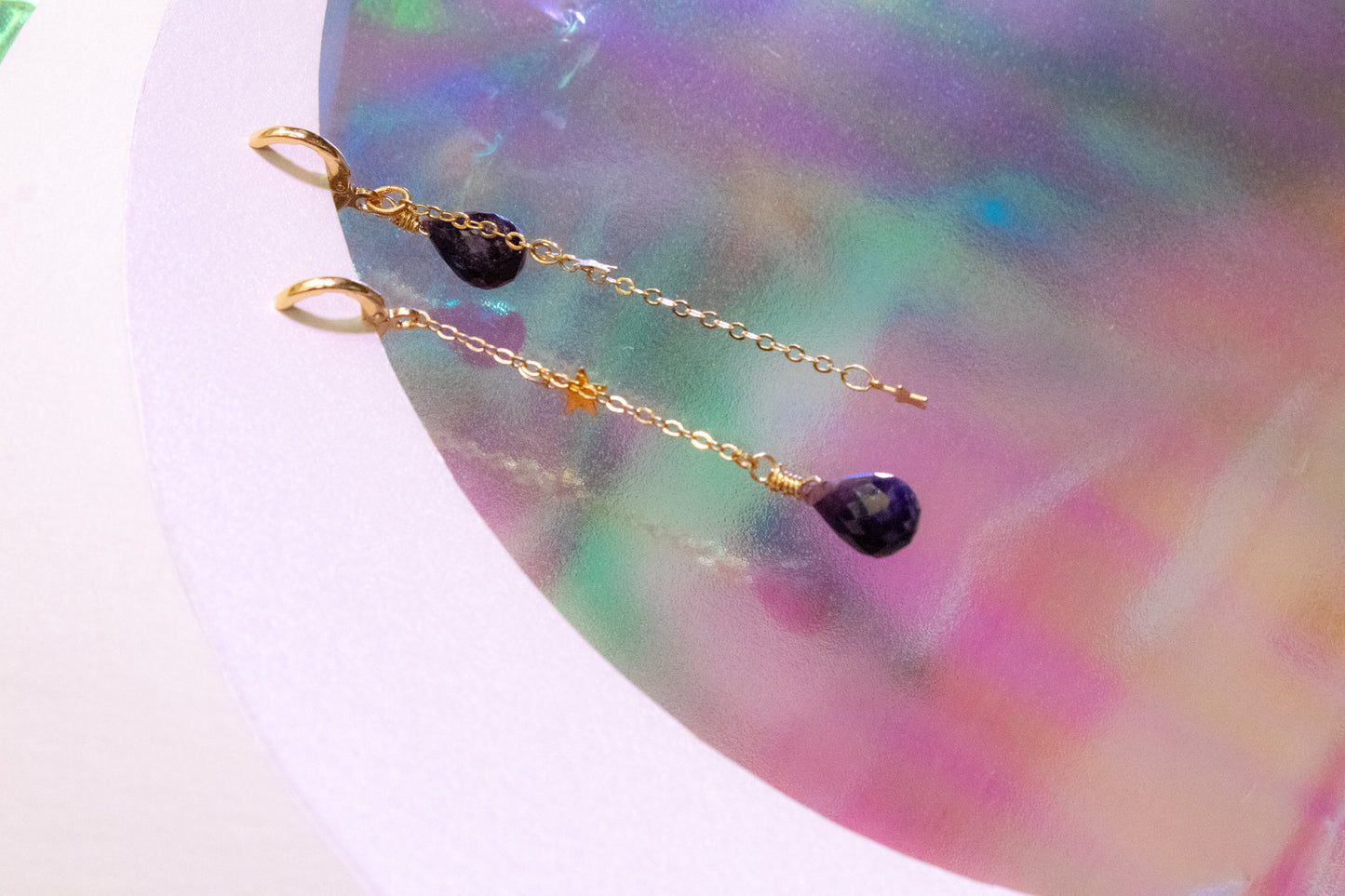 Talitha. Aretes largos con gotas de zafiro y cadena de estrellas