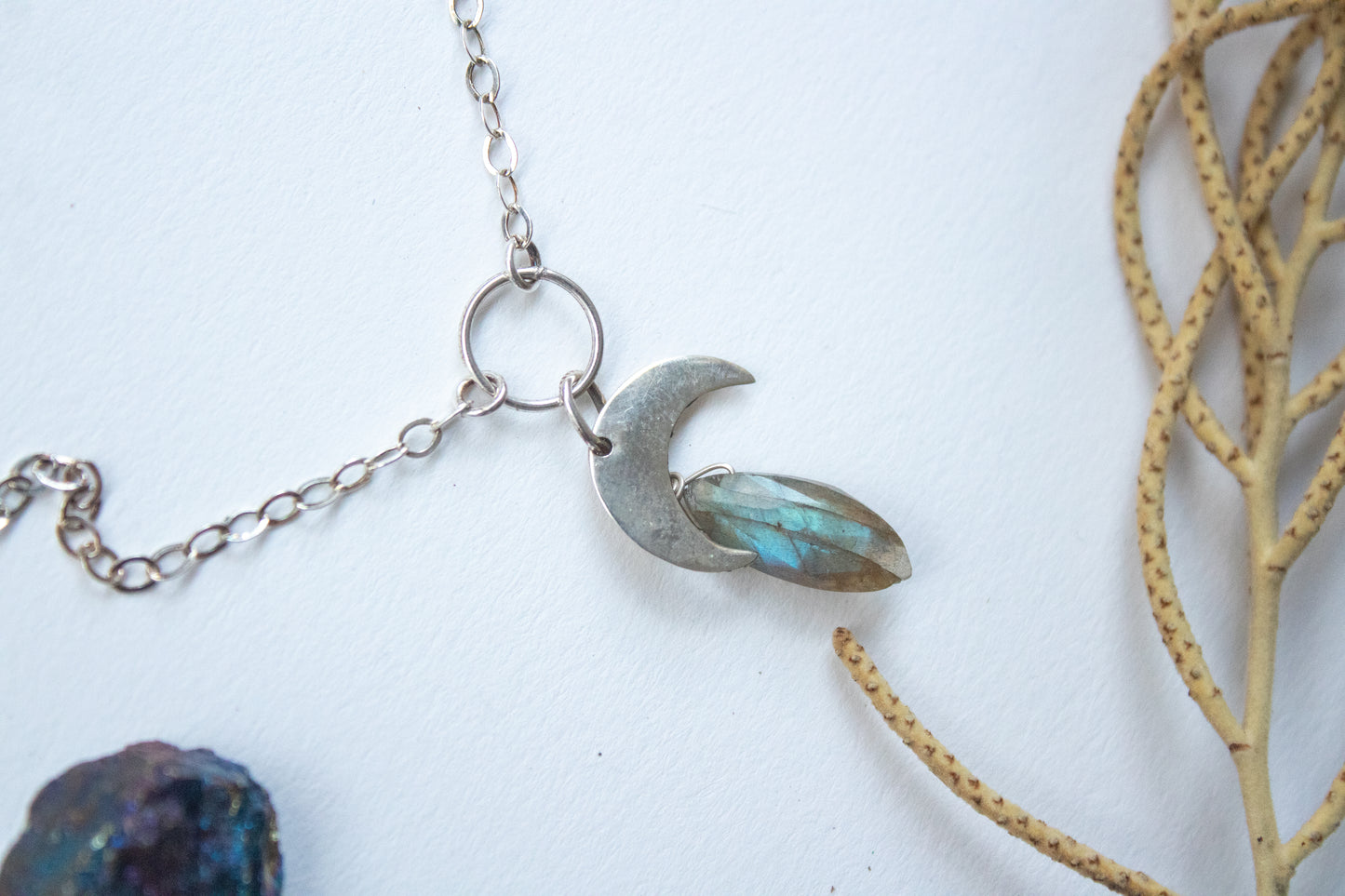 Niké. Collar de plata con luna y labradorita marquis