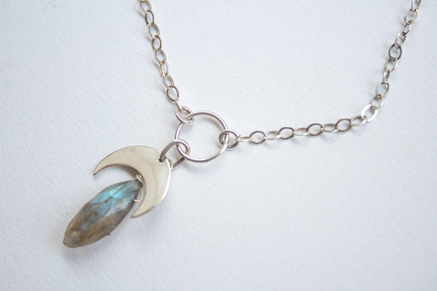 Niké. Collar de plata con luna y labradorita marquis