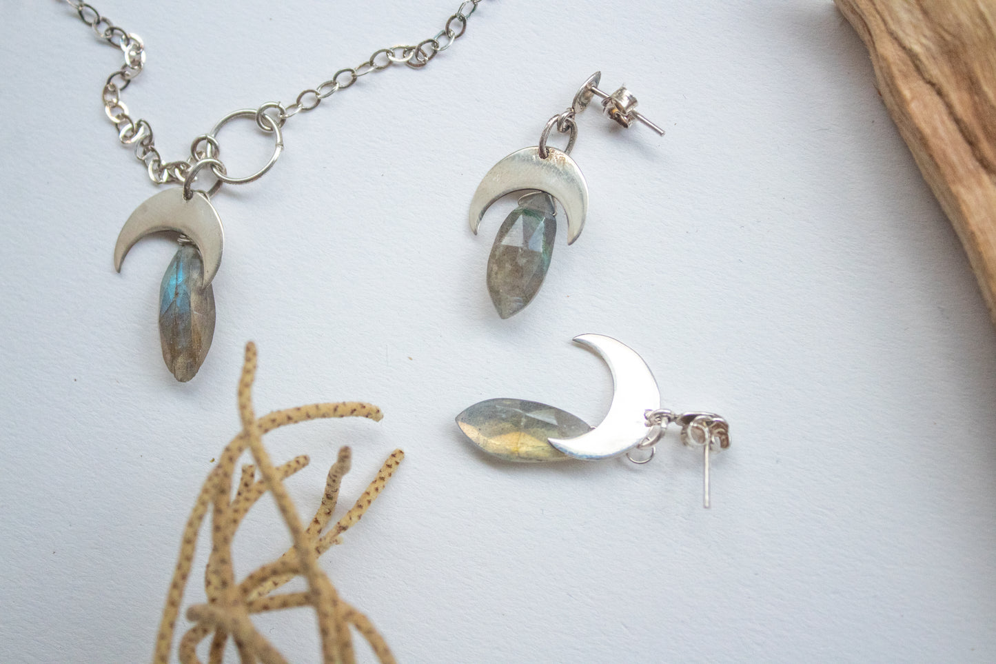 Niké. Aretes de plata con luna y labradorita marquis