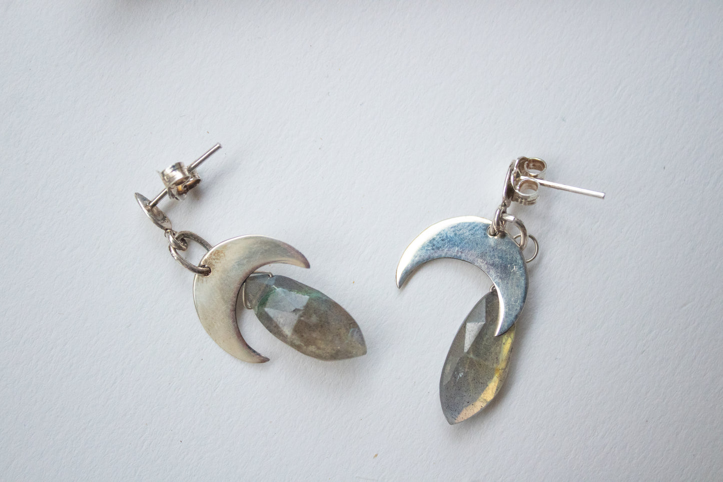 Niké. Aretes de plata con luna y labradorita marquis