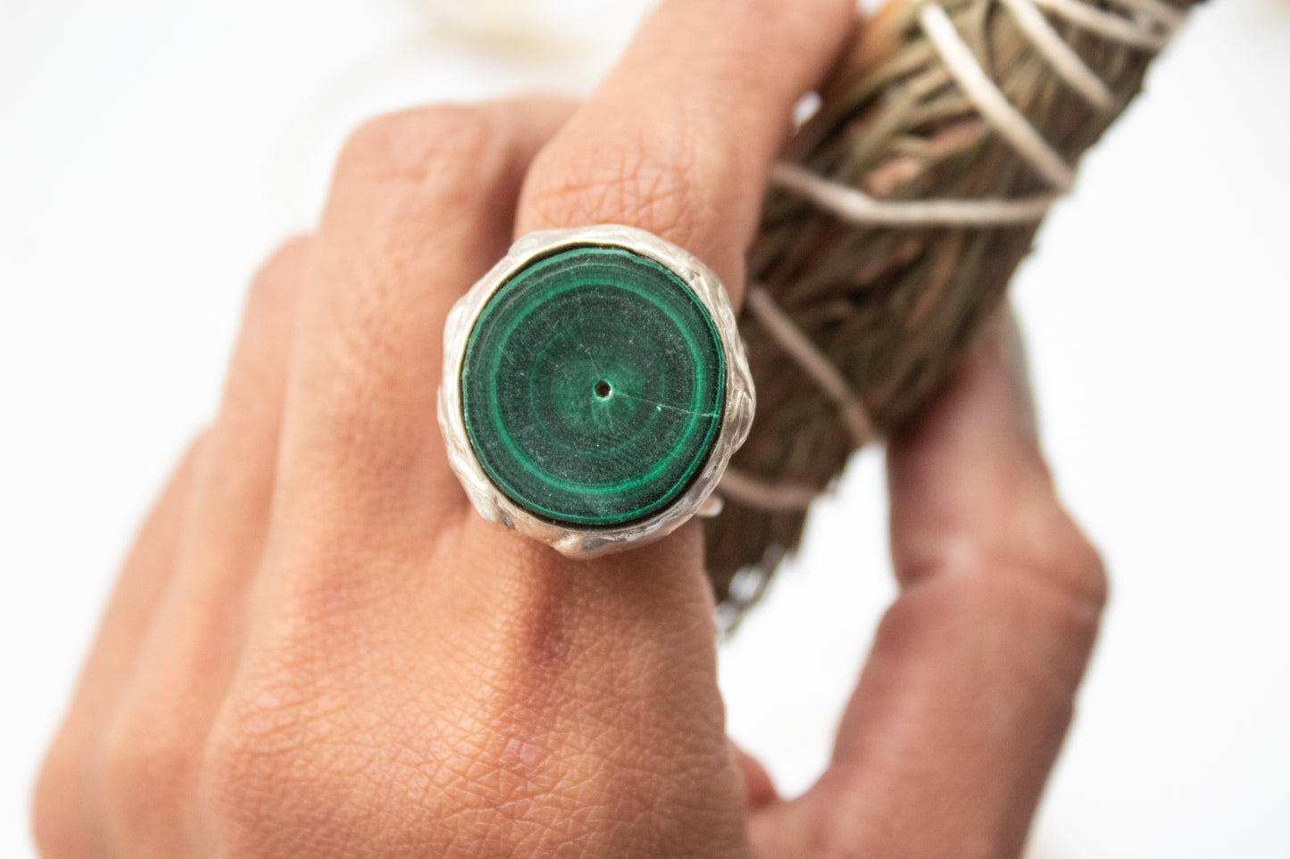 Eirene. Anillo de plata con rebanada de malaquita