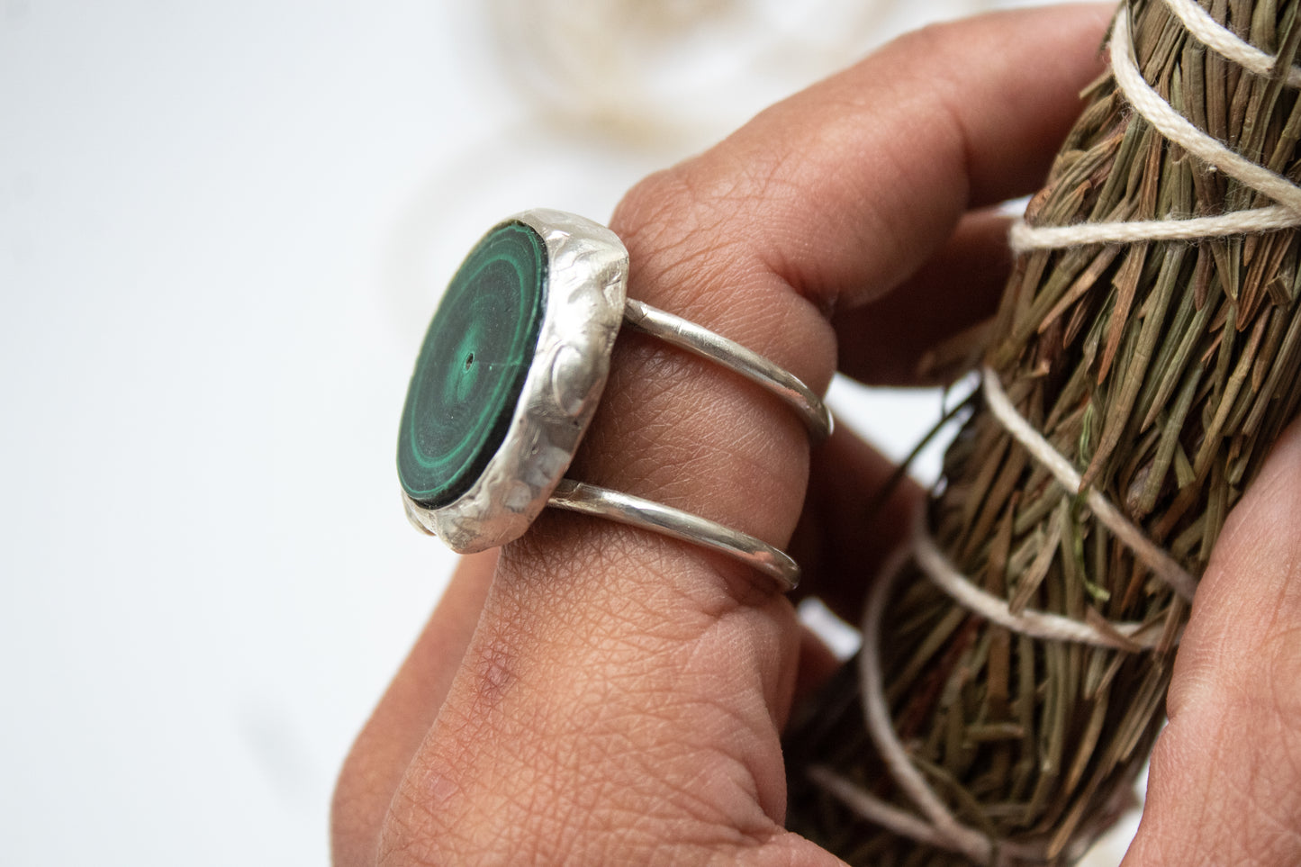 Eirene. Anillo de plata con rebanada de malaquita