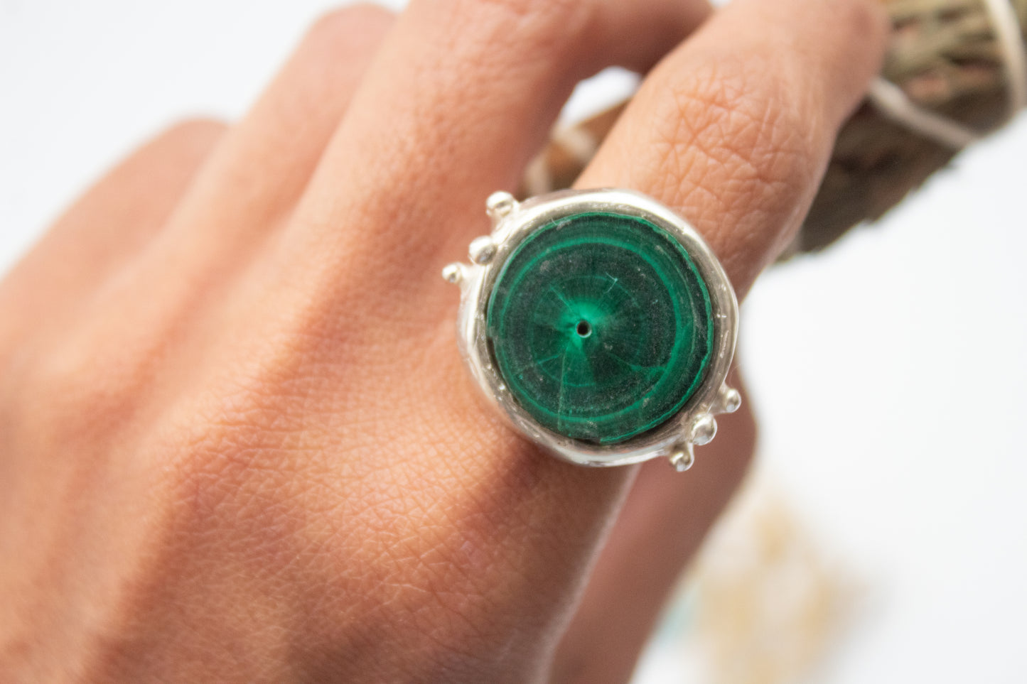 Eirene. Anillo de plata con rebanada de malaquita