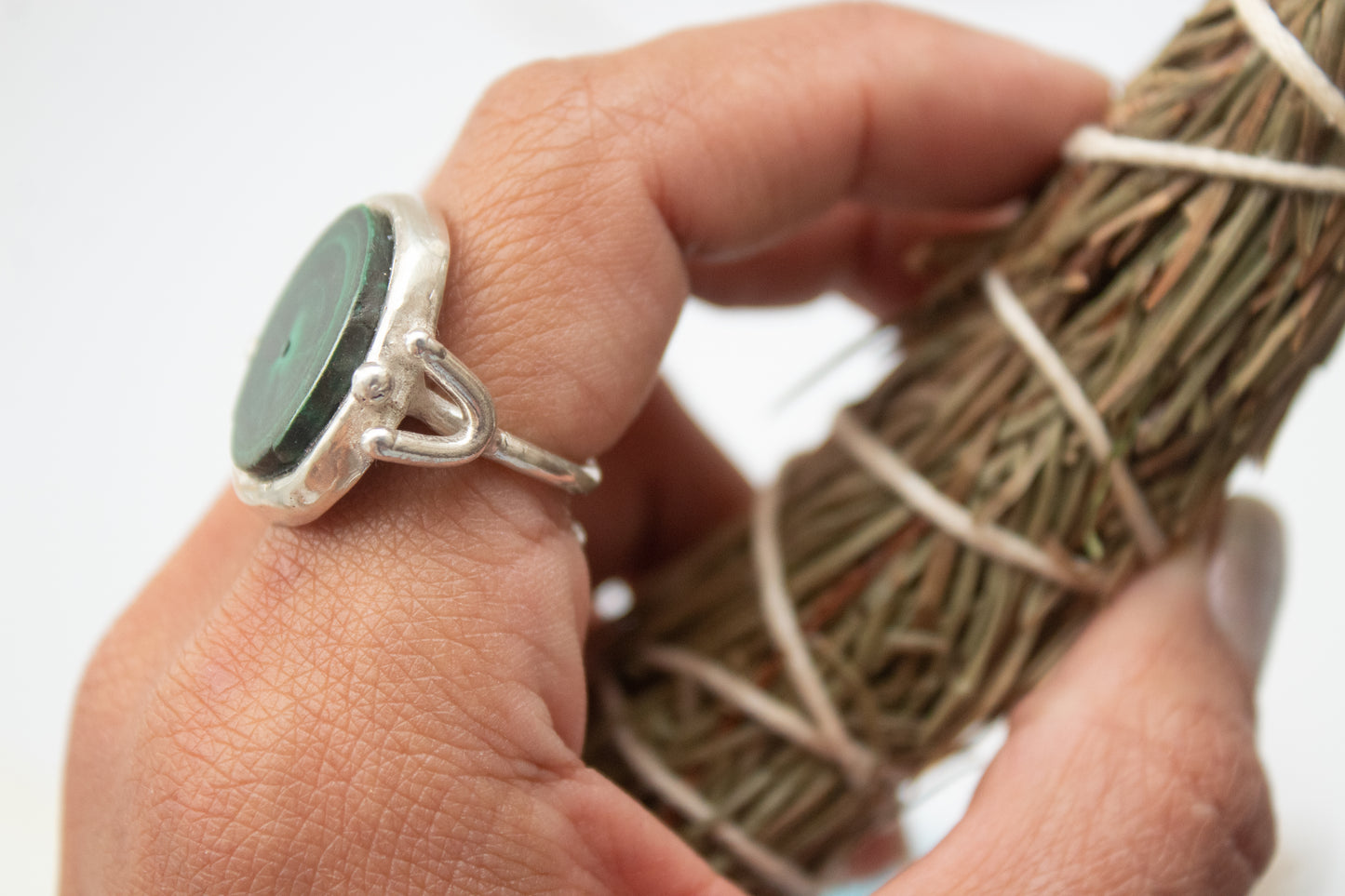 Eirene. Anillo de plata con rebanada de malaquita