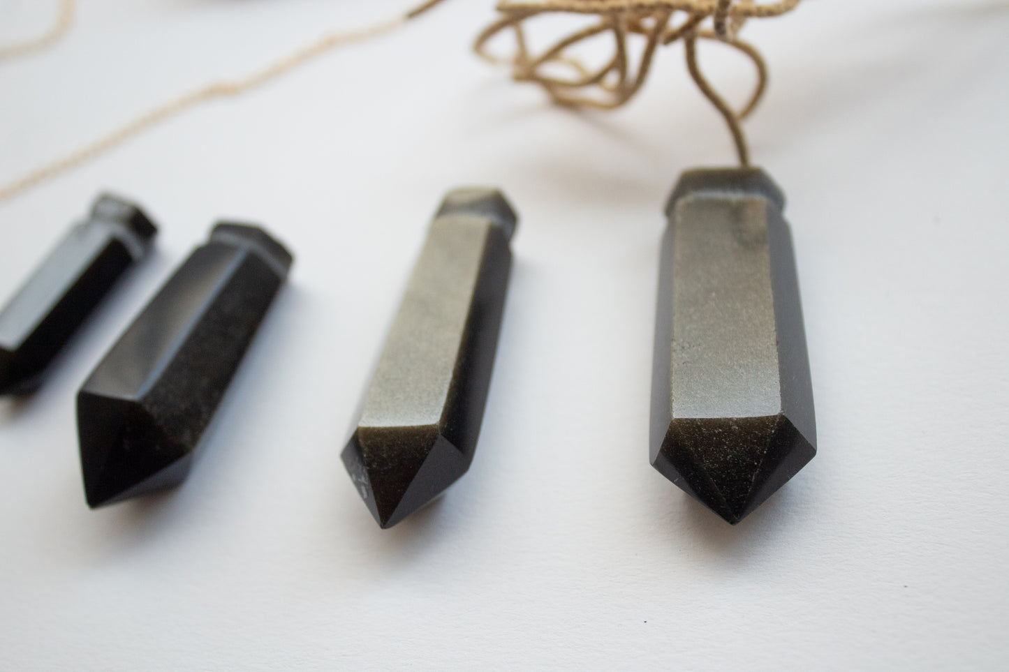 Nix. Collar con punta de obsidiana negra, dorada o caoba