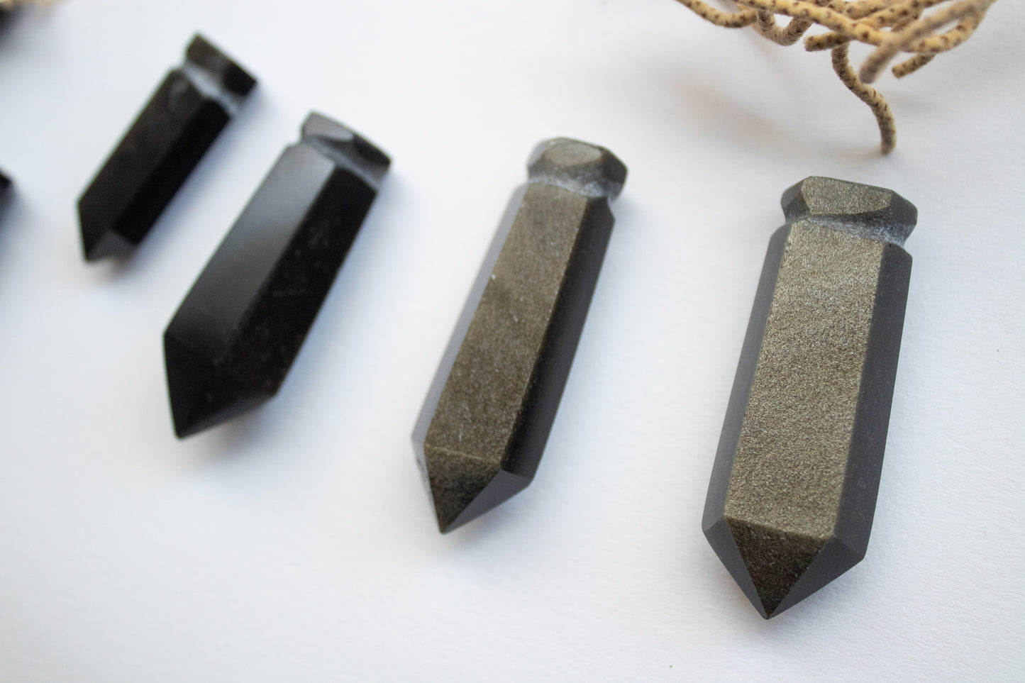 Nix. Collar con punta de obsidiana negra, dorada o caoba