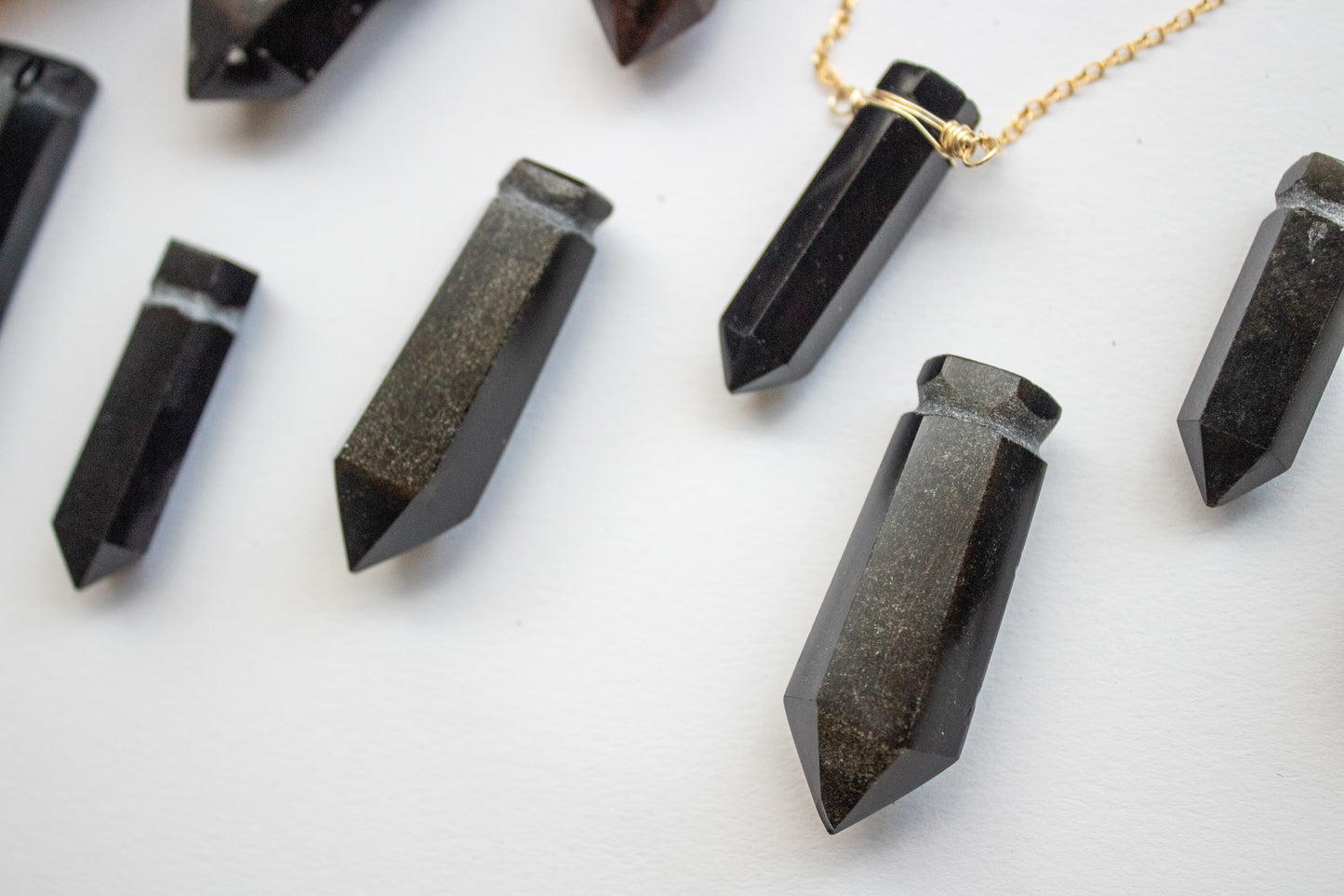 Nix. Collar con punta de obsidiana negra, dorada o caoba