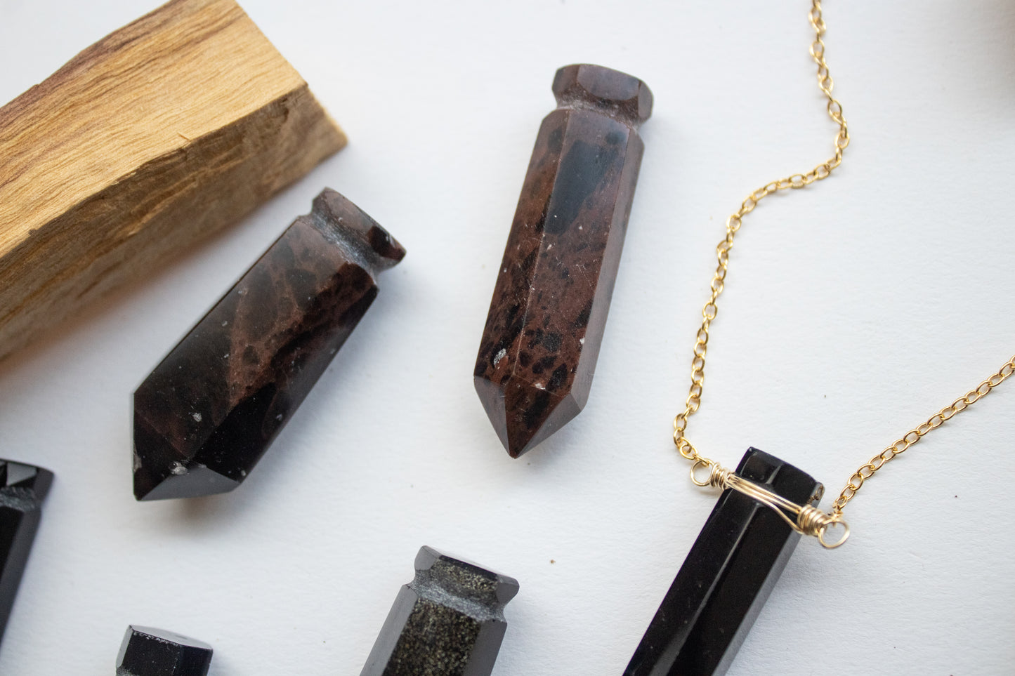 Nix. Collar con punta de obsidiana negra, dorada o caoba