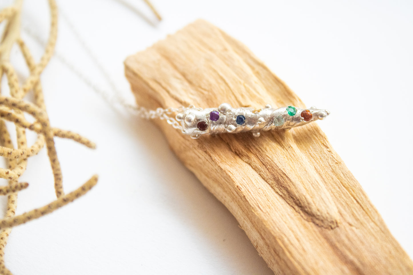 Asteria. Collar con gemas