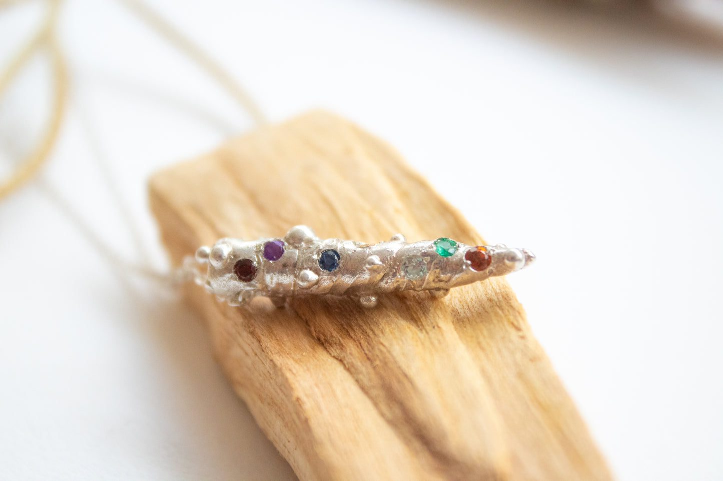 Asteria. Collar con gemas