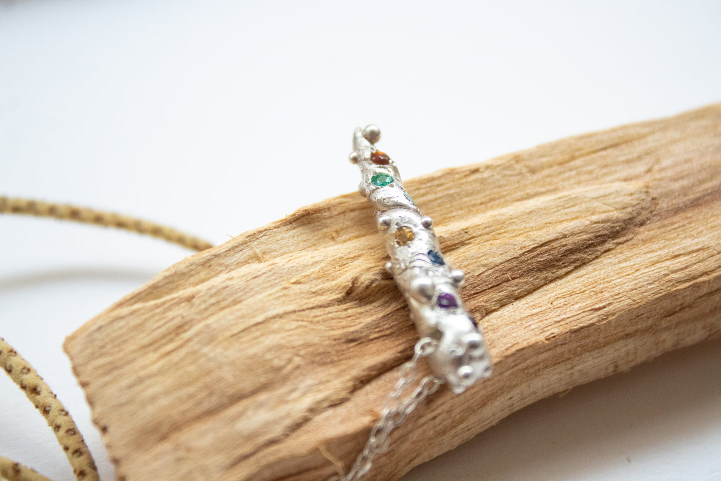 Asteria. Collar con gemas