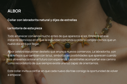 Albor. Collar con labradorita natural y dijes de estrellas