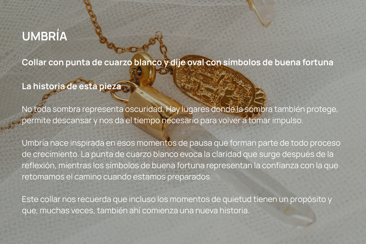 Umbría. Collar con punta de cuarzo blanco y dije oval con símbolos de buena fortuna