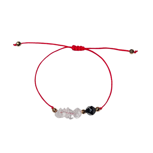 Protección Clara. Pulsera de hilo rojo con ónix negro y cuarzo cristal