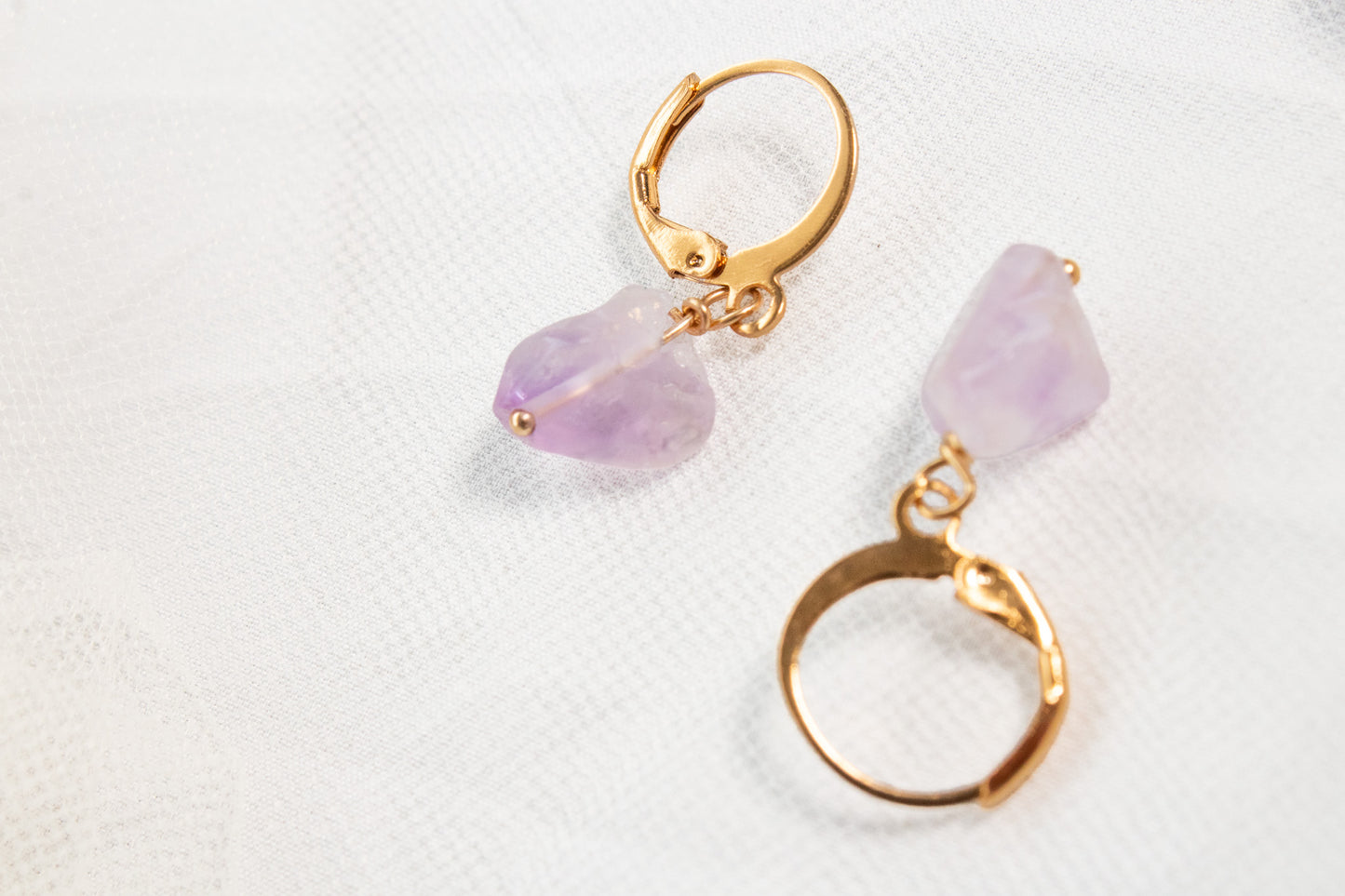 Pausa. Aretes con amatista natural