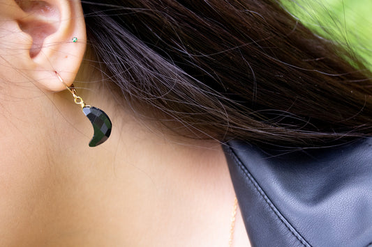 Nocturna. Aretes con luna de ónix.