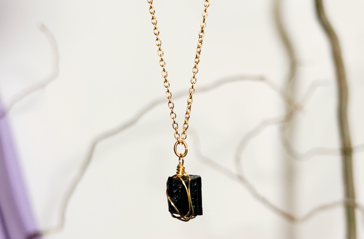 Canek. Collar minimalista con turmalina negra