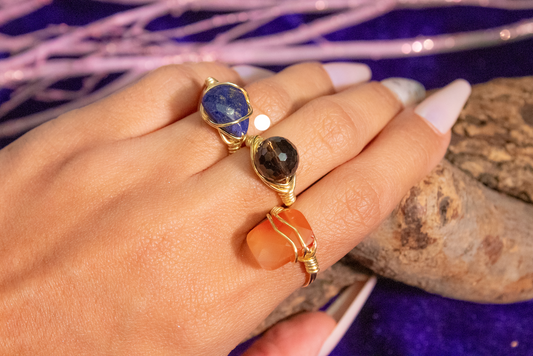 Itze. Ring with lapis lazuli