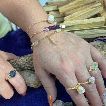 Yatzil. Pulsera con amatista y mariposa swarovski