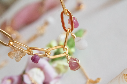 Fuego. Collar con turmalina, jade, cuarzo rosa y rubí