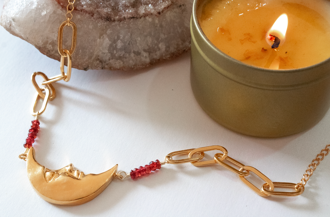 Feeling. Necklace with garnet and waning moon