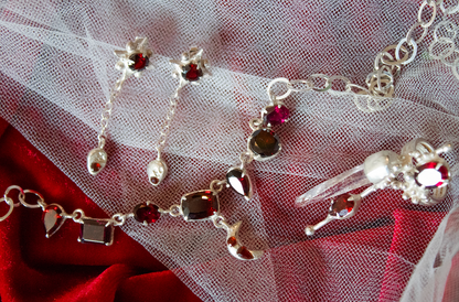 Resurgir. Anillo con granate y cuarzo blanco