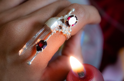 Resurgir. Anillo con granate y cuarzo blanco