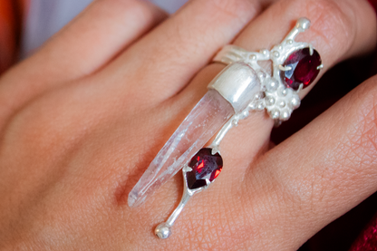 Resurgir. Anillo con granate y cuarzo blanco