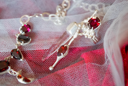 Resurgir. Anillo con granate y cuarzo blanco