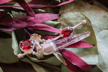 Resurgir. Anillo con granate y cuarzo blanco