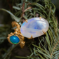 Apertura. Anillo de piedra luna y ópalo azul