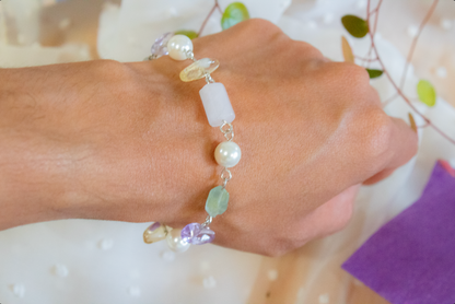 Tonantzin. Pulsera con aguamarina, cuarzo rosa, amatista, cuarzo citrino y perla de concha.