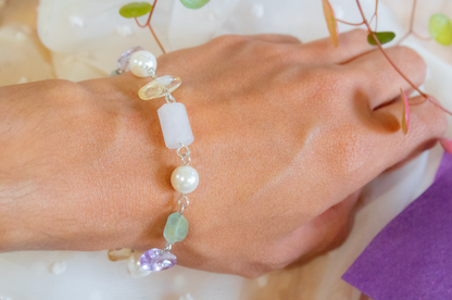 Tonantzin. Pulsera con aguamarina, cuarzo rosa, amatista, cuarzo citrino y perla de concha.