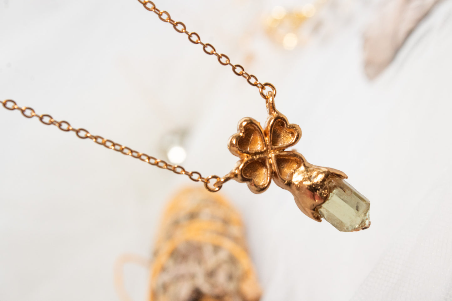 Fortuna. Collar con apatito amarillo natural y trébol
