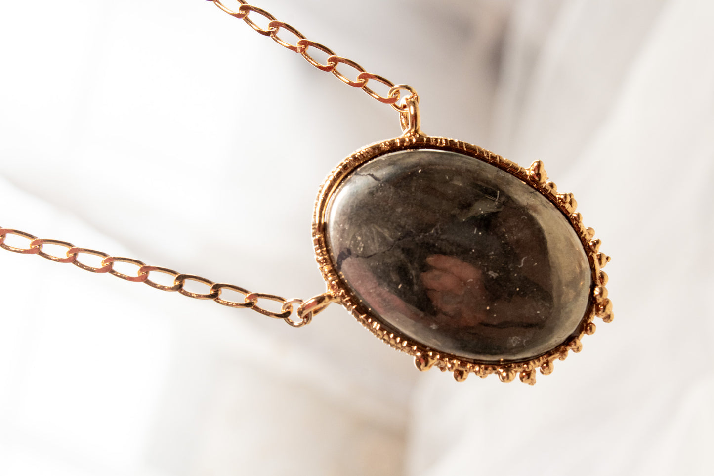 Caudal. Collar con pirita natural