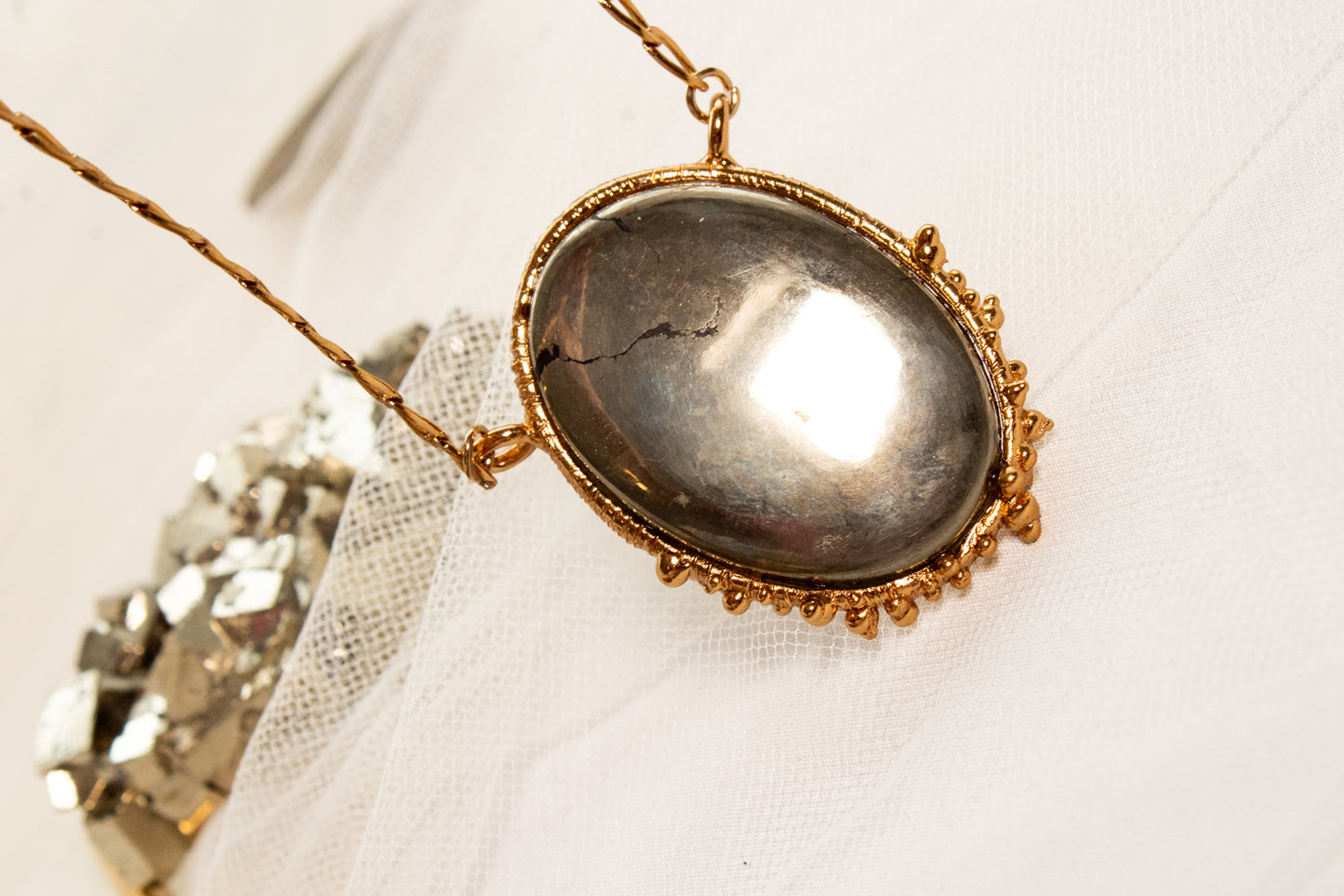 Caudal. Collar con pirita natural