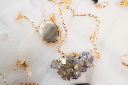 Caudal. Collar con pirita natural
