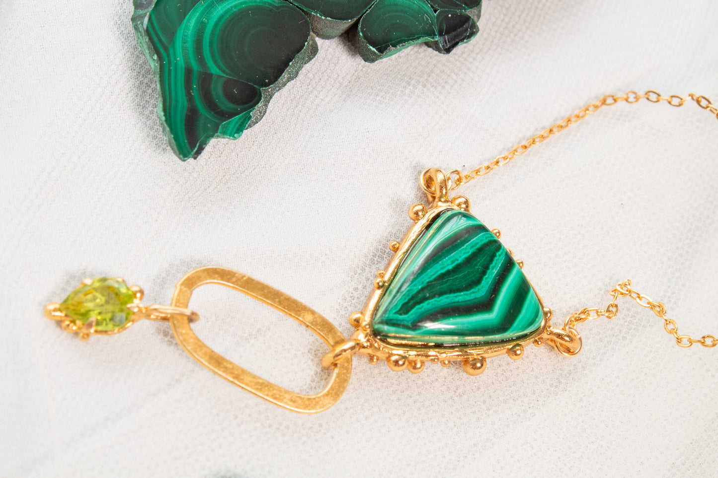 Ascenso. Collar con malaquita y peridoto