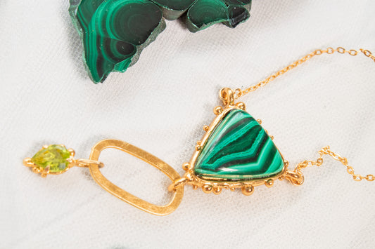 Ascenso. Collar con malaquita y peridoto